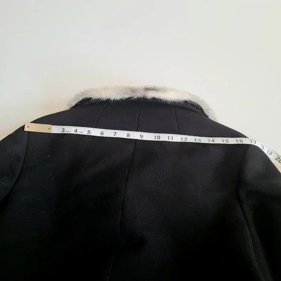 Classic style pure virgin wool black coat with  white mink collar. - Picture 10 of 14